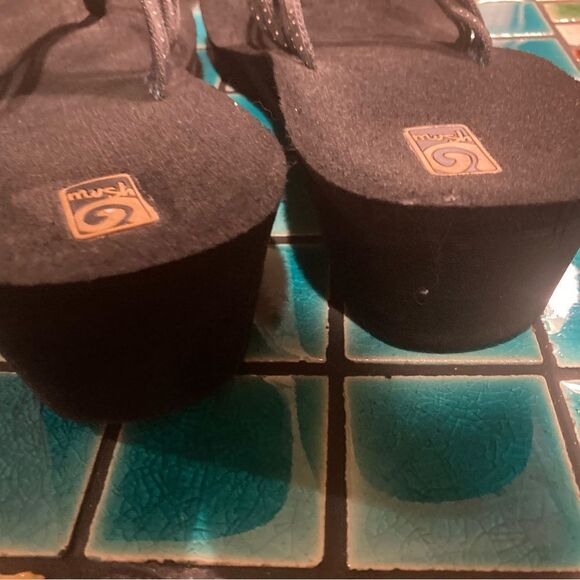 Teva Mush Brown Thong Sandals - Picture 7 of 8